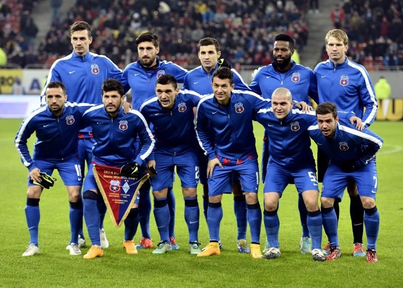 Fotbalistii Stelei Bucuresti pozeaza inaintea partidei