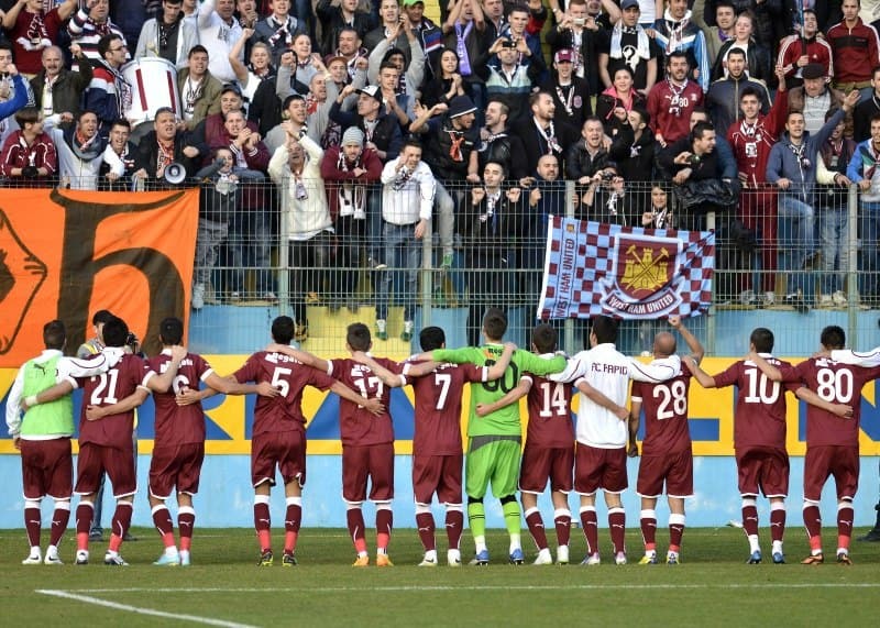 Jucatorii rapidisti saluta galeria la finalul partidei.