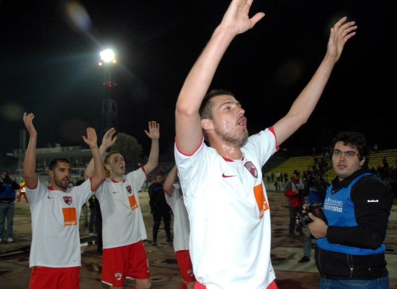 Gabriel Tamas saluta galeria dinamovista la finalul jocului.