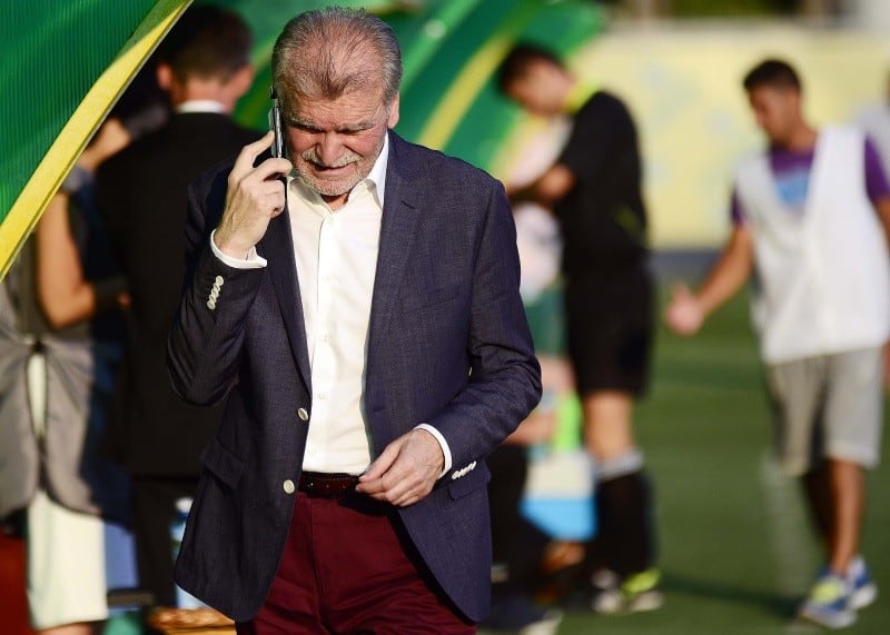 Dinu Gheorghe discuta la telefon in pauza partidei.