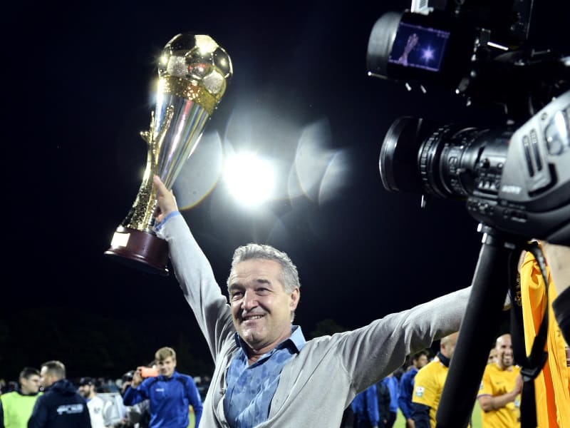 Gigi Becali alaturi de trofeul acordat castigatoarei ligii 1