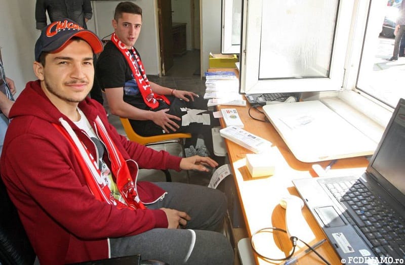 Jucătorii dinamoviști vând bilete pentru Marele Derby