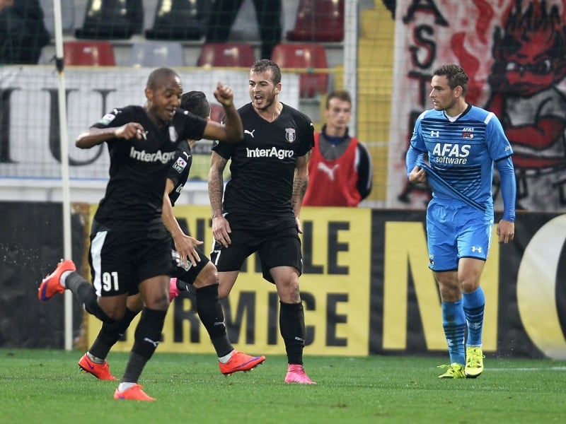 Denis Alibec se bucura dupa golul marcat.