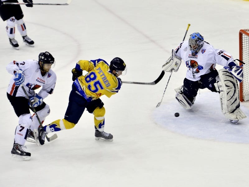 Tivadar Petres inscrie golul trei al Coronei Brasov in poarta lui Vlad Sandulescu cu toata opozitia lui Nicusor Lusneac