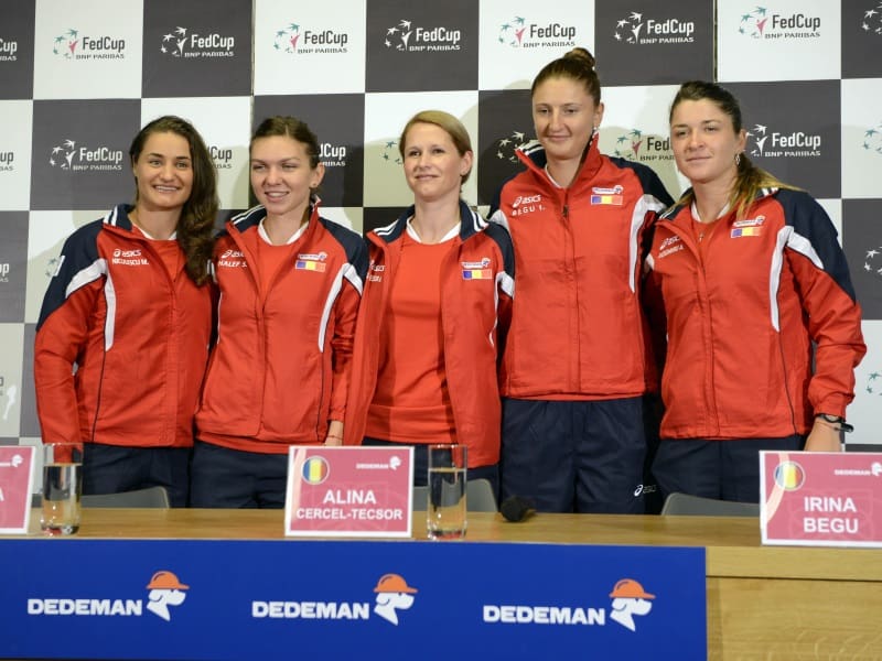 Jucatoarele de tenis Monica Niculescu (S), Simona Halep (CS), Alina Tecsor (C), Irina Begu (CD) si Alexandra Dulgheru (D), participa la conferinta de presa inainte de meciul Romania - Germania, contand pentru play-off-ul Grupei Mondiale a FED CUP by BNP Paribas, in Sala Polivalenta din Cluj-Napoca, mieruri, 13 martie 2016. Intalnirea dintre Romania si Germania va avea loc in perioada 16-17 aprilie 2016, pe zgura, in Sala Polivalenta din Cluj-Napoca, dupa sistemul cel mai bun din cinci meciuri. MIRCEA ROSCA / SportPictures.ro