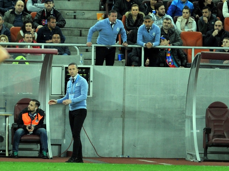 Mihai Stoica in teren, Laurentiu Reghecampf si Marius Ianuli in tribuna