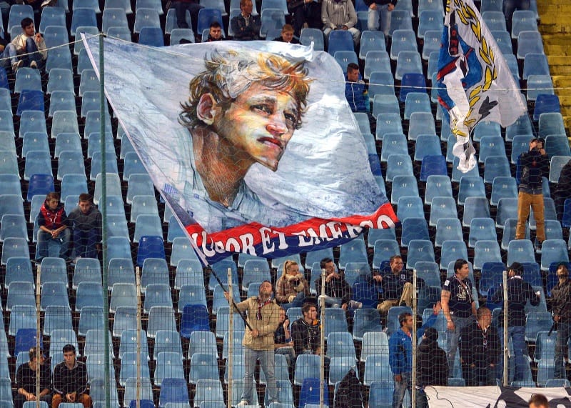 Un steag in peluza cu chipul lui Mihai Nesu.