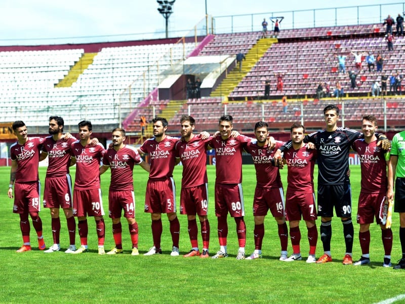 Fotbalistii Rapidului la startul meciului