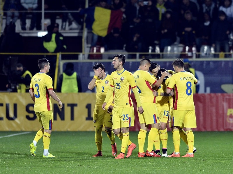 Bucurie a fotbalistilor romani dupa golul lui Nicusor Stanciu