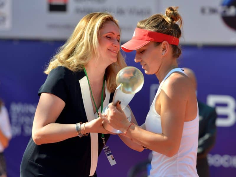 Simona Halep pozeaza alaturi de trofeul castigat