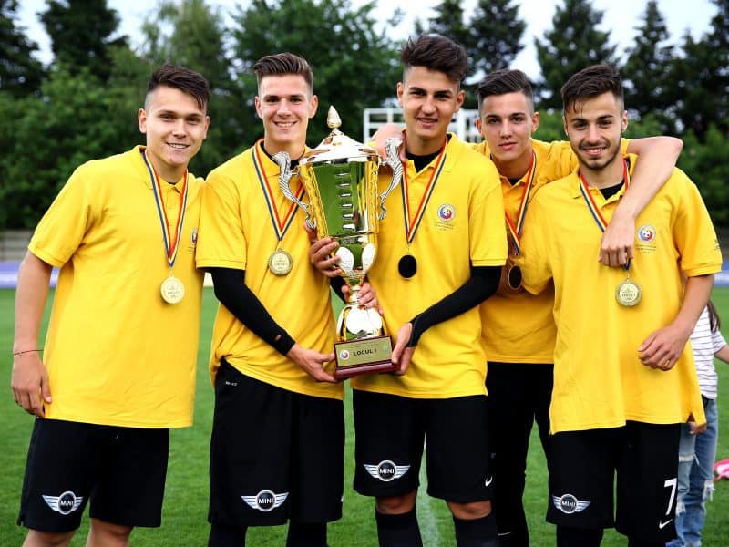 Fotbalistii Viitorului Constanta poeaza alaturi de trofeul oferit campioanei