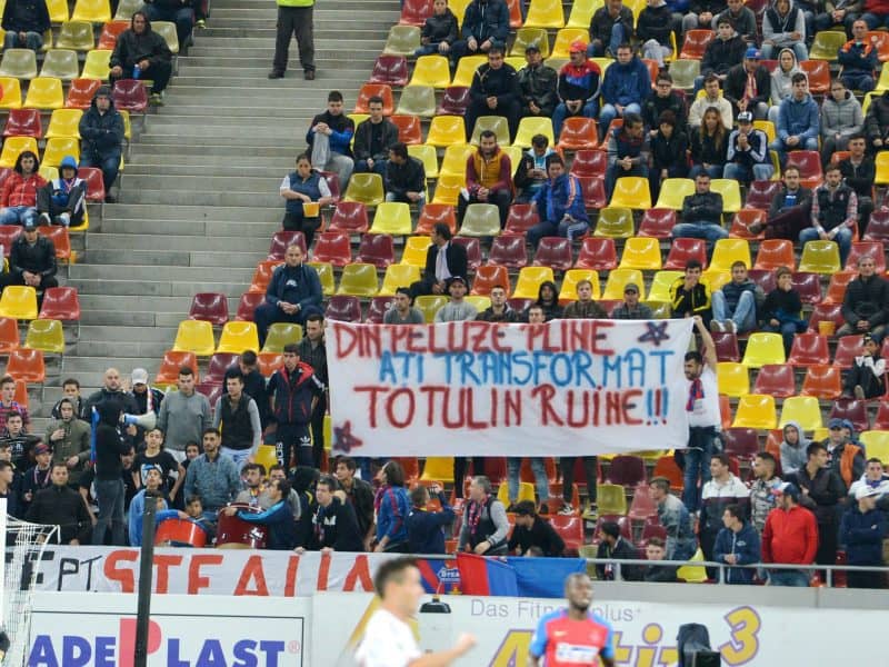 Baner al suporterilor stelisti cu referire la numarul mic de spectatori