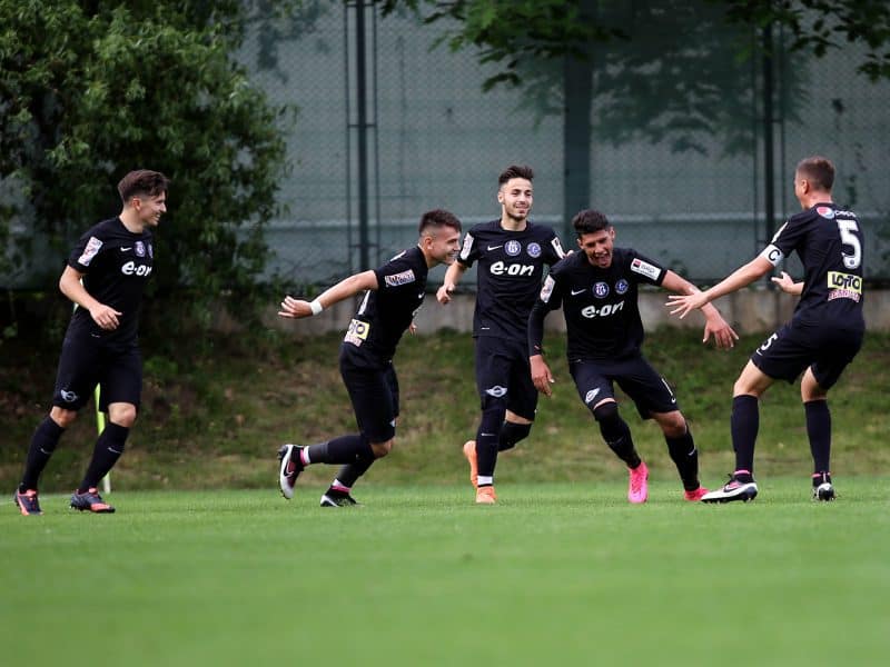 Florinel Coman se bucura alaturi de colegi dupa un gol marcat