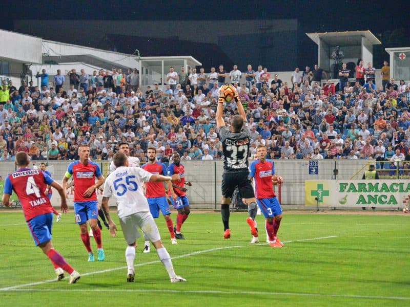 Eduard Stancioiu prinde o minge in meciul dintre FC Botosani si Steaua Bucuresti din sferturile Cupei Ligii Adeplast, disputat pe stadionul Municipal din Botosani, joi, 8 septembrie 2016.Ionut Tabultoc / SportPictures