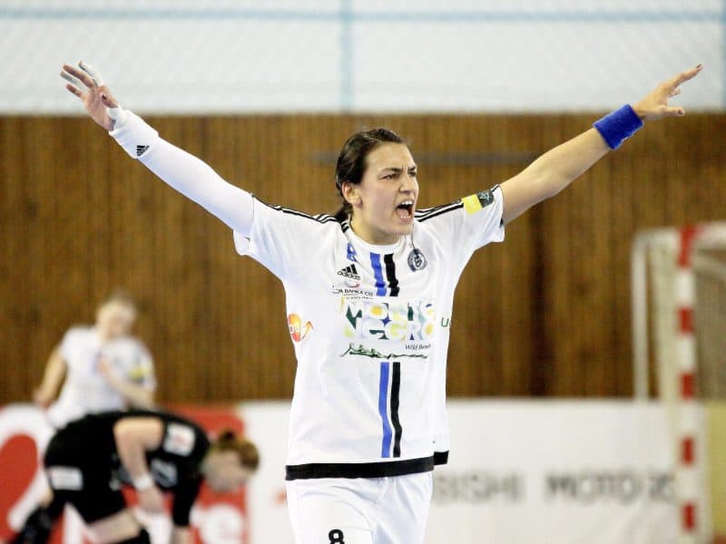 Cristina Neagu se bucura dupa un gol marcat