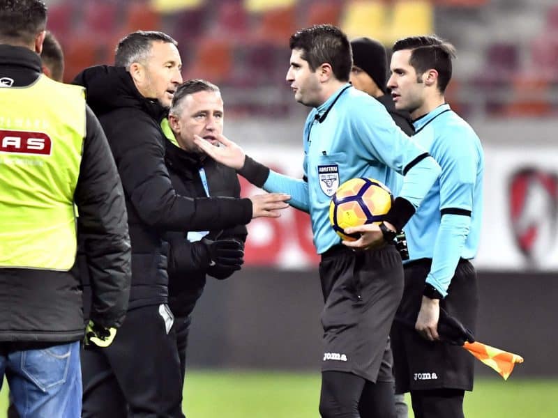 Mihai Stoica si Laurentiu Reghecampf in discutii cu arbitrul central Andrei Chivulete dupa meciul de fotbal dintre Steaua Bucuresti si FC Voluntari, din cadrul Ligii 1 Orange, disputat pe Arena Nationala din Bucuresti, 12 februarie 2017. Razvan Pasarica/ Sport Pictures