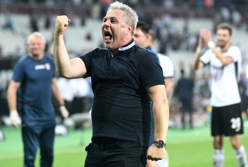 Marius Sumudica se bucura la finalul partidei retur din cadrul Play-Off-ului UEFA Europa League dintre West Ham United si Astra Giurgiu din 25 August 2016, pe Stadionul Olimpic din Londra, Anglia.