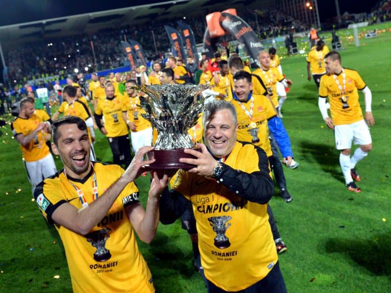 Valerica Gaman si Marius Sumudica pozeaza alaturi de trofeul acordat castigatoarei Ligii 1 Orange
