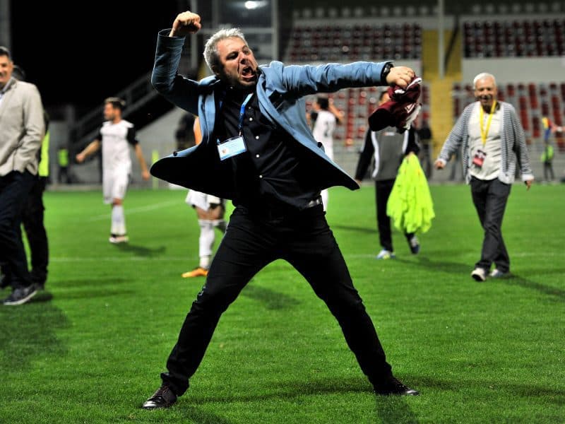 Marius Sumudica se bucura la finalul partidei alaturi de tricoul Rapidului