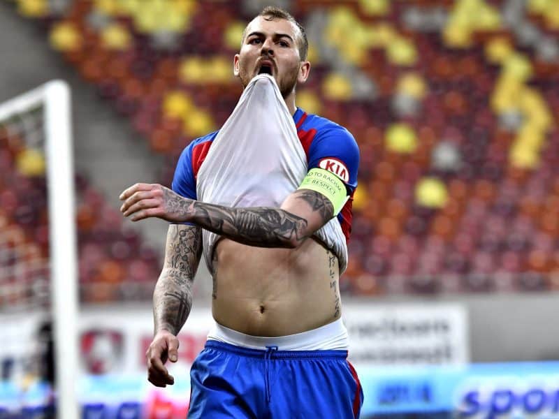 Denis Alibec suparat dupa o ratare in meciul de fotbal dintre Steaua Bucuresti si ASA Targu Mures, din cadrul etapei a 26-a a Ligii 1 Orange, desfasurat sambata 4 martie 2017 pe Arena Nationala din Bucuresti. Razvan Pasarica/ SPORT PICTURES