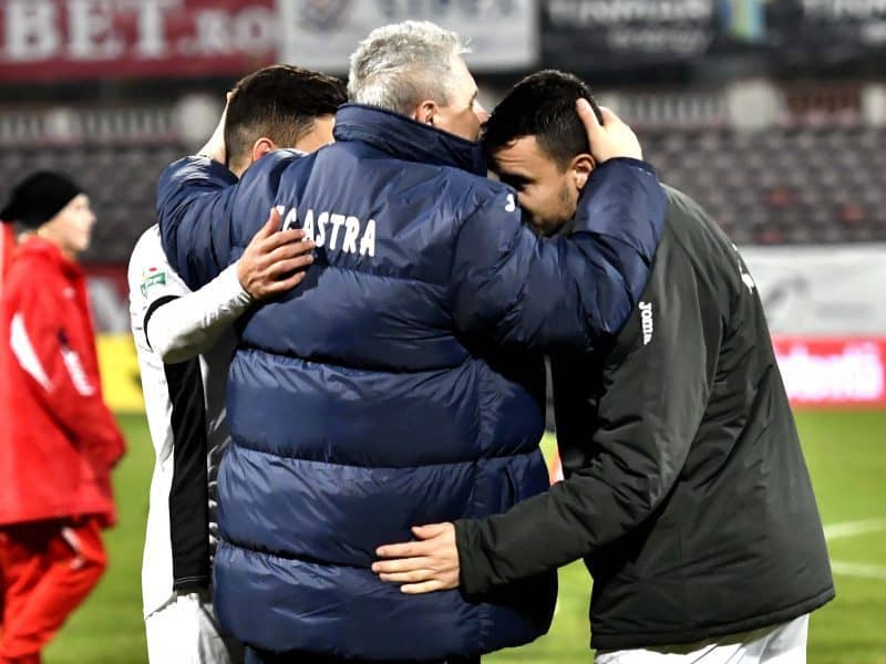 Marius Sumudica il saruta pe frunte pe Constantin Budescu